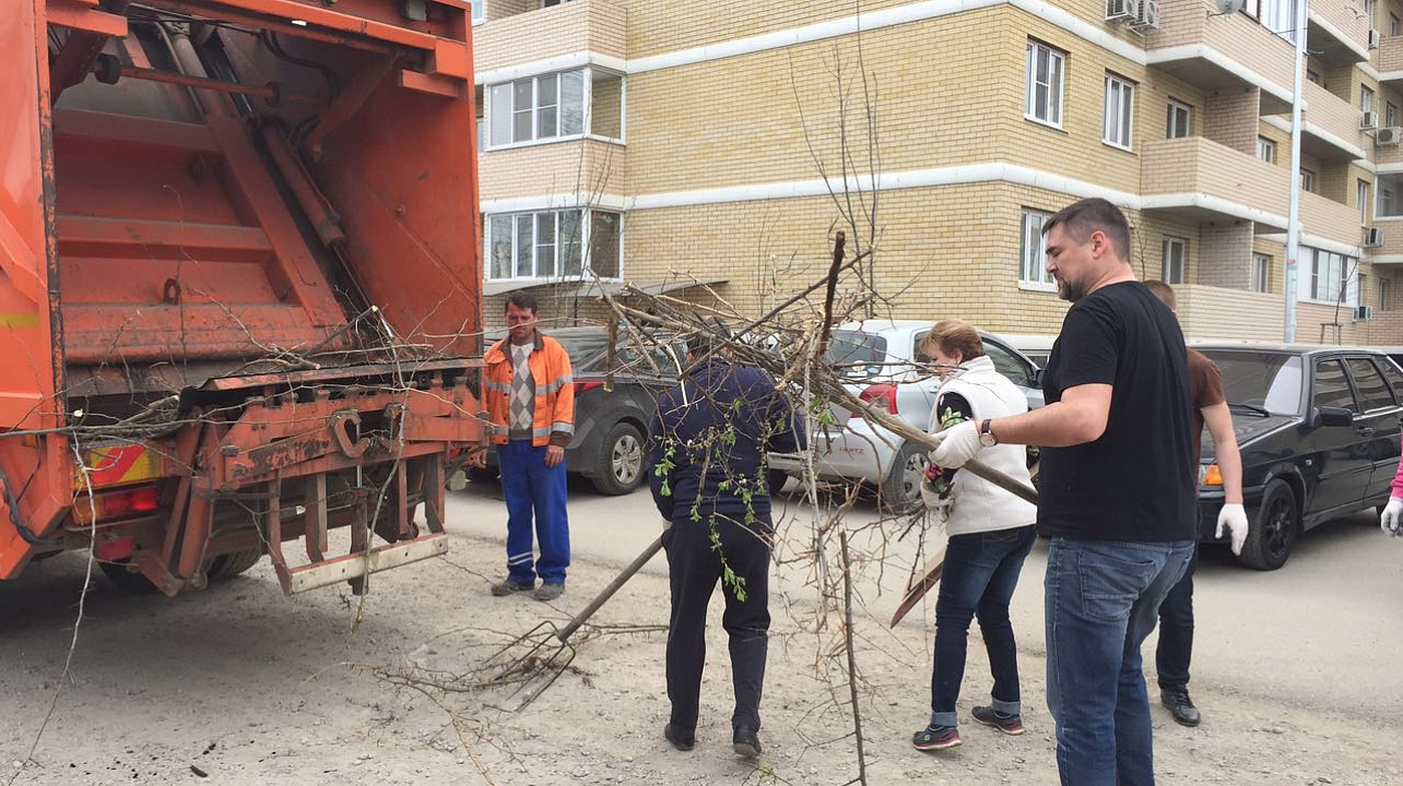 Жители Фестивального микрорайона поучаствовали в субботнике