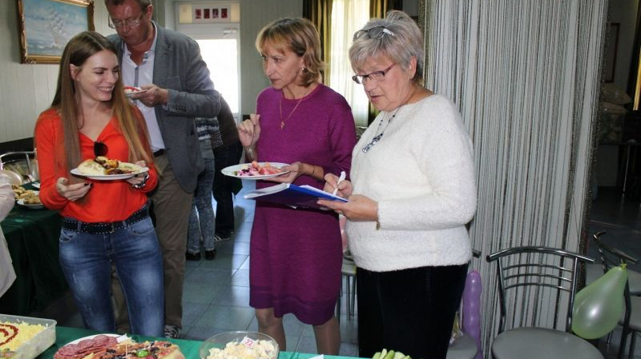 Ежегодный кулинарный конкурс, посвященный Дню пожилого человека, прошел в общественной организации пенсионеров, инвалидов Западного округа.jpg