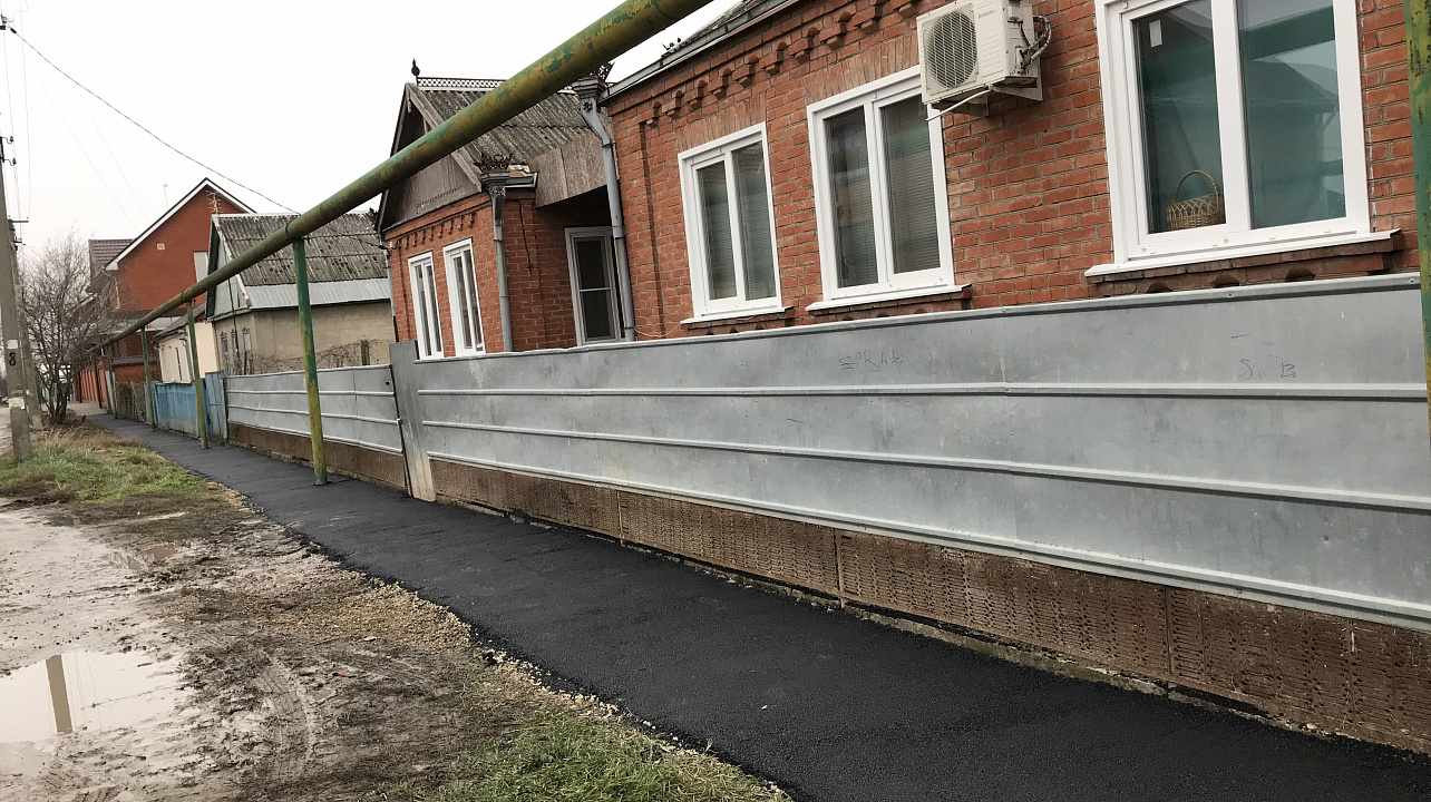 В станице Елизаветинской отремонтируют тротуар по улице Красноармейской