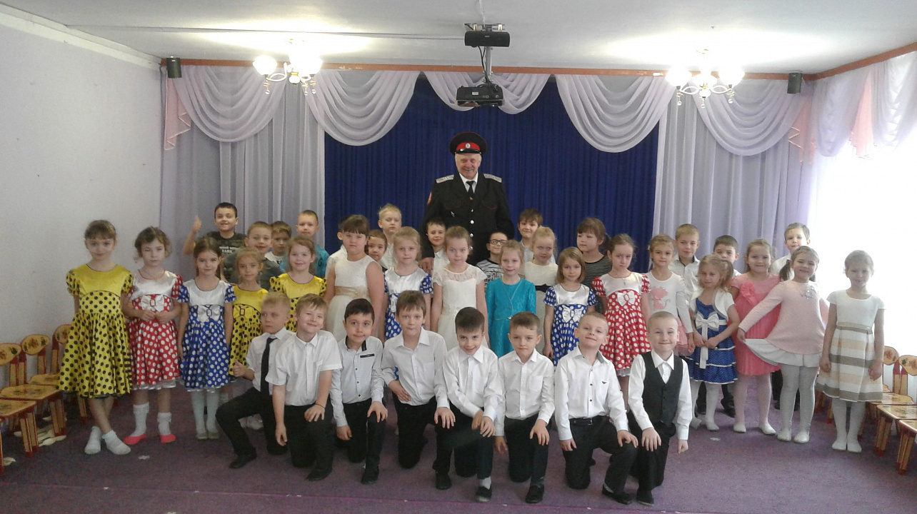 Состоялась встреча воспитанников детского сада №101 с походным атаманом и председателем совета стариков ХКО "Надежда Возрождения"