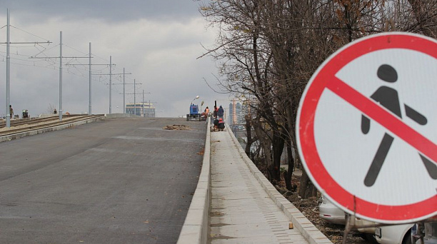 На правой части Садового путепровода завершена укладка нижнего слоя асфальтобетонного покрытия