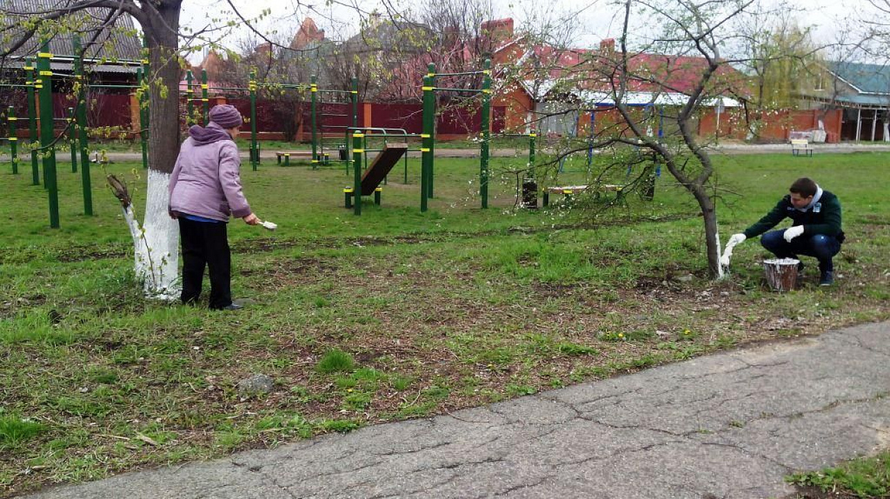 Жители улицы Симонова Прикубанского округа провели субботник на спортивной площадке