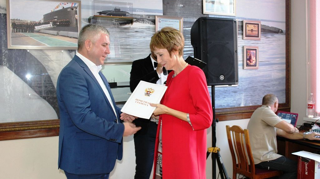 Педагоги Западного округа принимают поздравления с профессиональным праздником