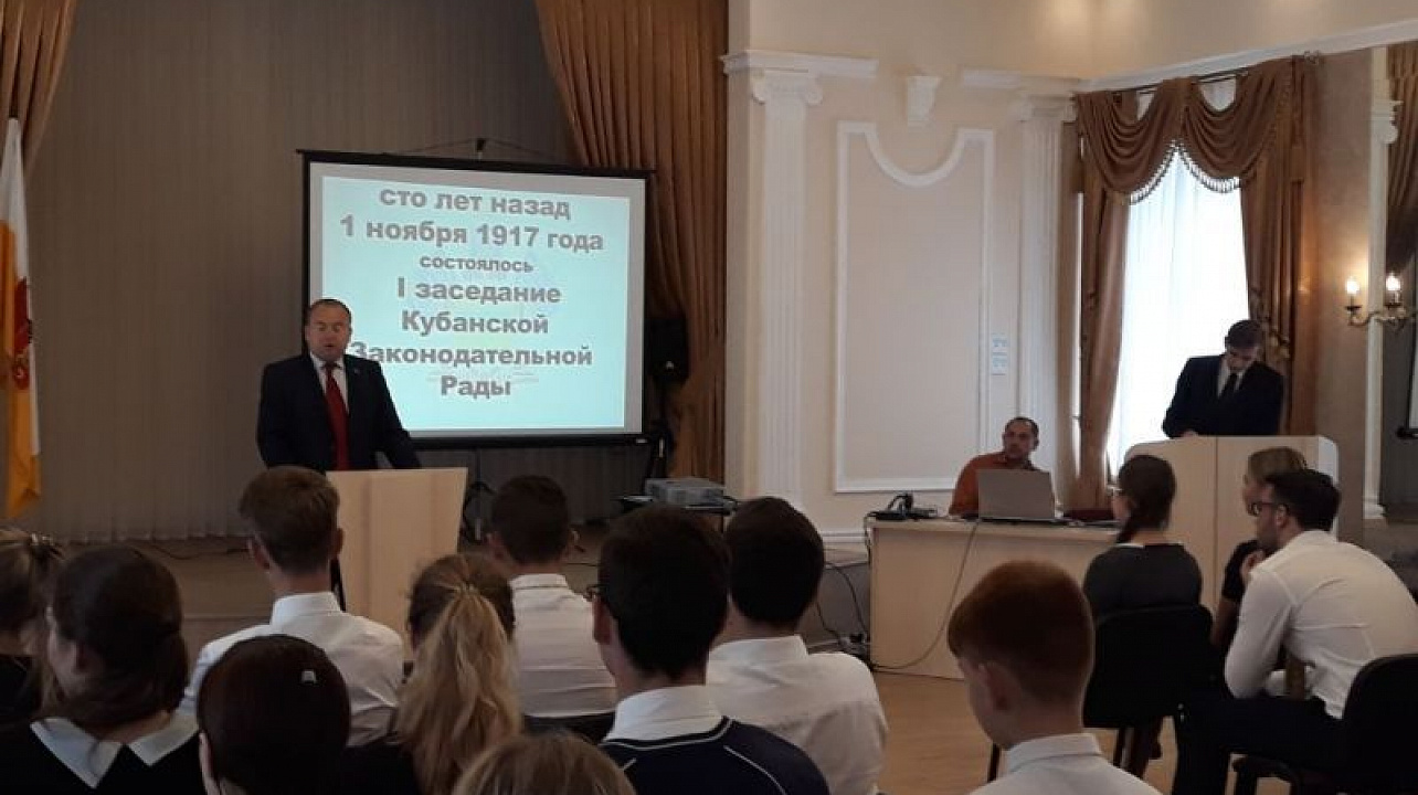 Ученикам Центрального округа рассказали законотворческой деятельности