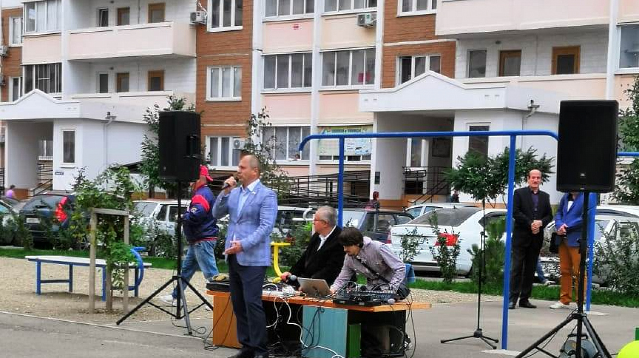 Депутат городской Думы Краснодара Сергей Вальтер поздравил жителей микрорайона Восточно-Кругликовский с днём города