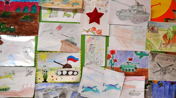 В школе №45 Прикубанского округа проводится конкурс рисунков о войне среди учащихся младших классов