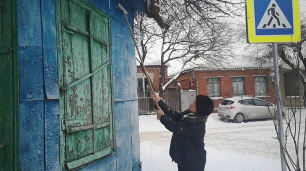 Председатели ТОС Центрального округа вышли на борьбу со снегом и сосульками
