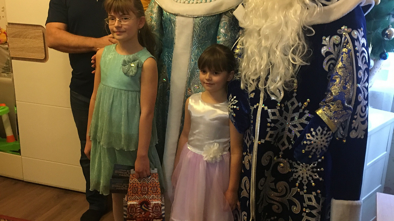 Глава Карасунского округа Николай Хропов поздравил многодетную семью Барышевых