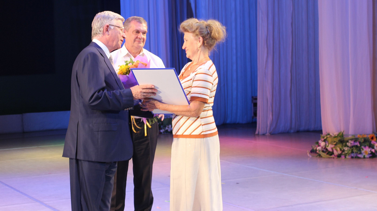 Глава города Краснодара Владимир Евланов наградил руководителей лучших ТОС Центрального округа