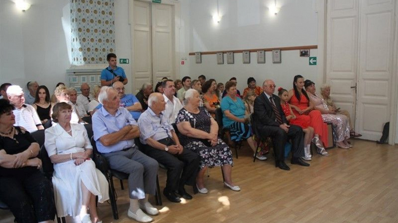 Общественная организация «Единство поколений» провела творческую встречу в День семьи, любви и верности.jpg