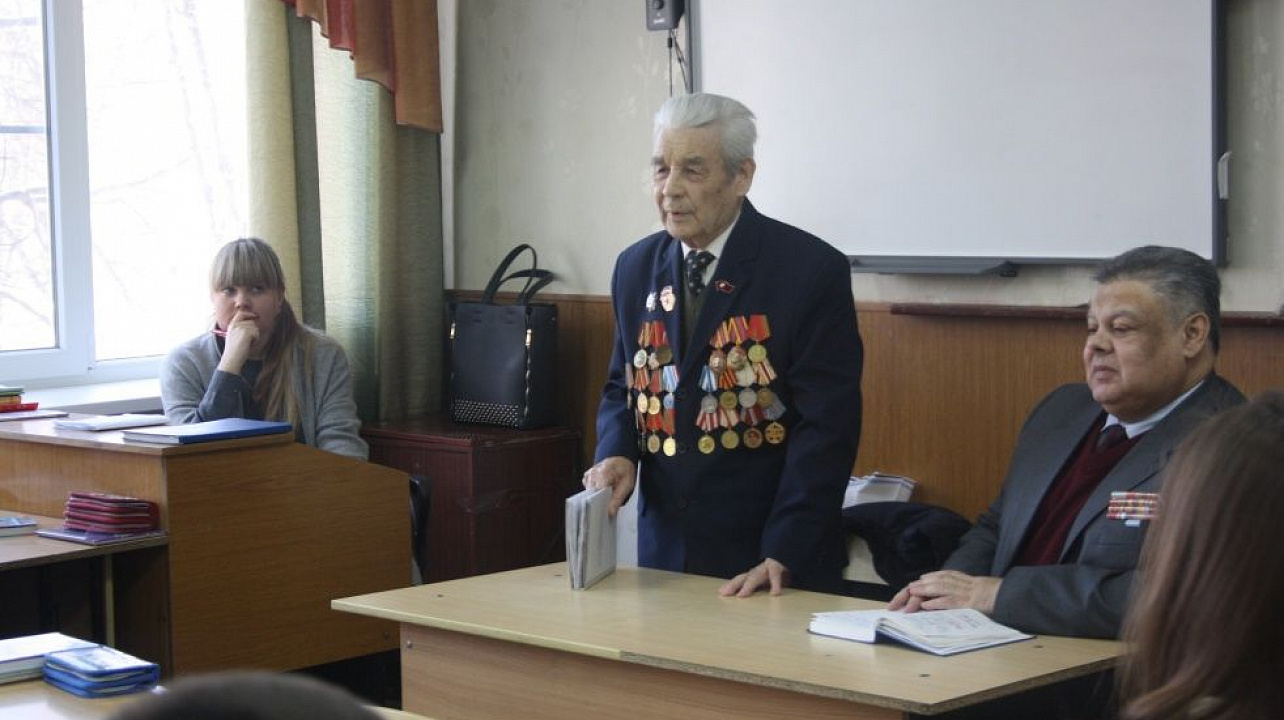 Представители окружного Совета ветеранов войны и труда провели уроки мужества в школе №42