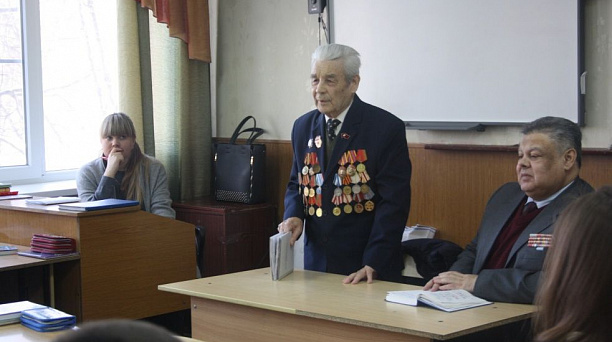 Представители окружного Совета ветеранов войны и труда провели уроки мужества в школе №42