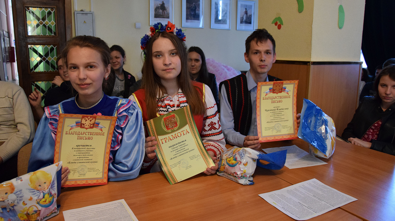 Активисты молодёжного клуба «Оберег» организовали дегустацию славянских блюд (8).JPG