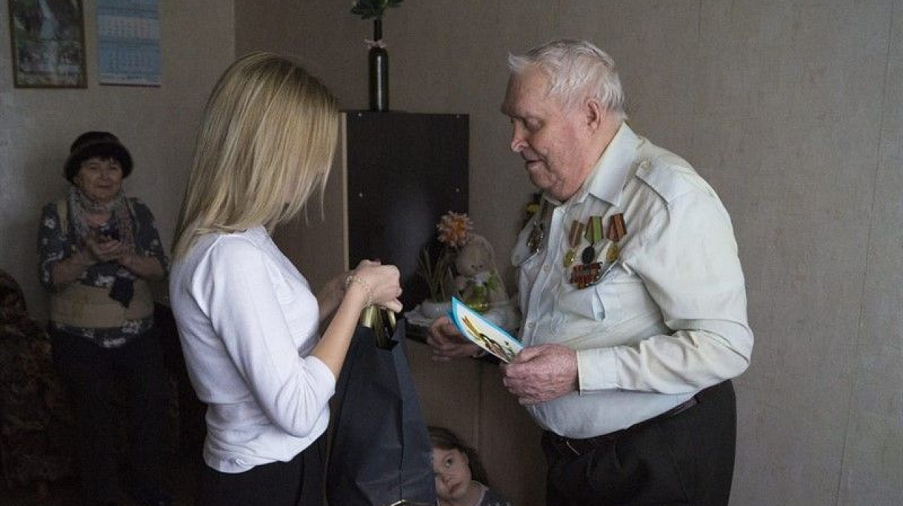 Студенты КубГУ поздравили ветеранов с днем защитника Отечества.jpg