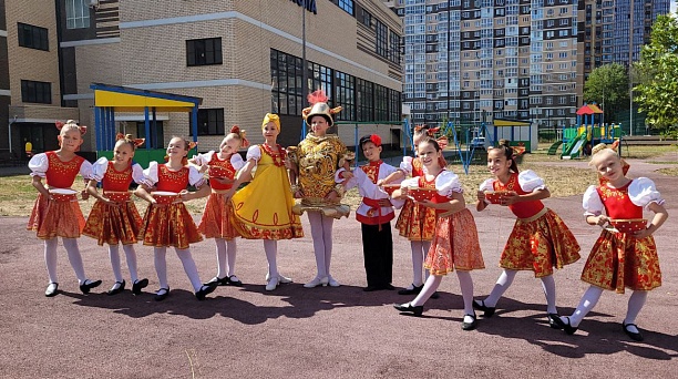 Творческие коллективы и буфеты с выпечкой создают на избирательных участках атмосферу праздника