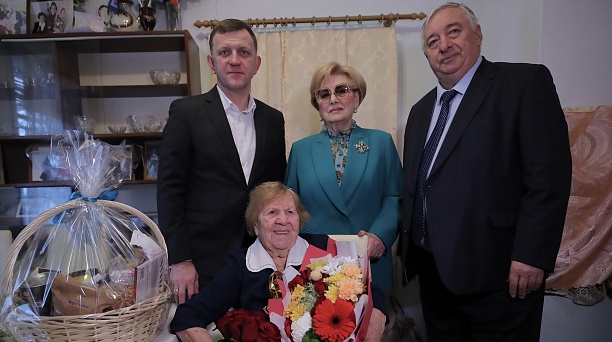 Евгений Наумов и Вера Галушко поздравили с наступающим Новым годом и Рождеством ветерана Галину Николаевну Вшивцеву