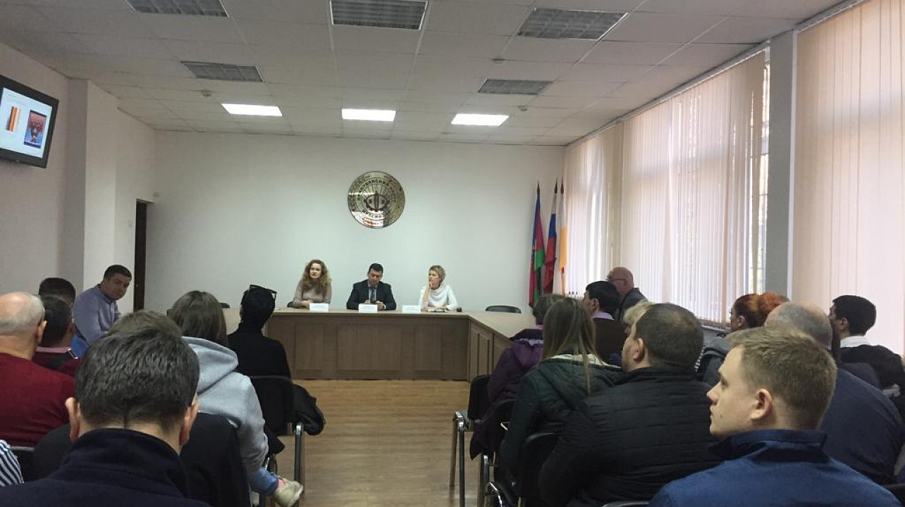 В администрации Прикубанского округа обсудили новогоднее оформление фасадов предприятий и учреждений
