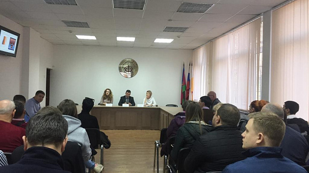 В администрации Прикубанского округа обсудили новогоднее оформление фасадов предприятий и учреждений