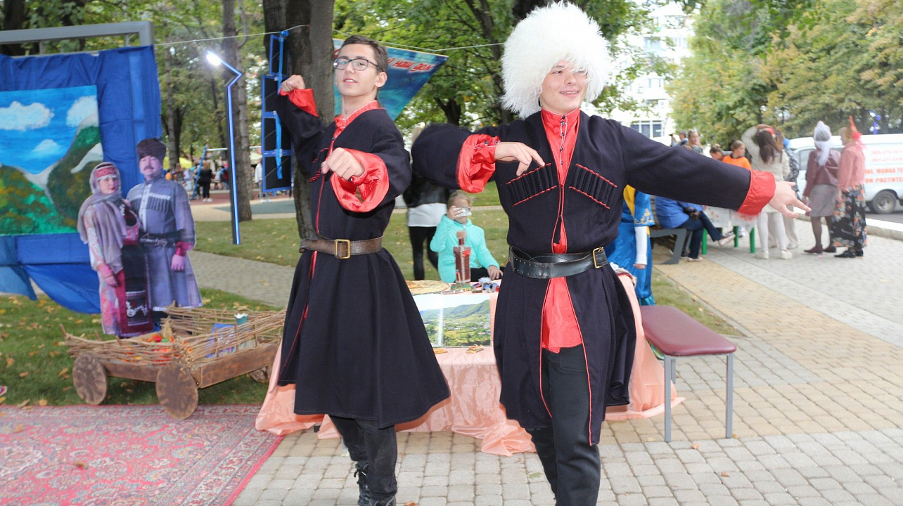 В день города глава Прикубанского округа Александр Журавлев наградил жителей округа за достижения и посетил выставку национальных культур