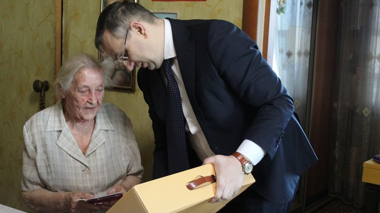 Участницу Великой Отечественной войны Павлюкову Валентину Николаевну поздравили с 95-летим