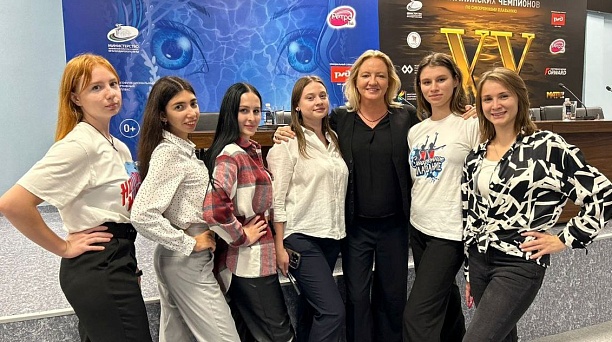 Синхронистки краснодарской спортшколы №2 выступили на «ХХ Шоу олимпийских чемпионов»