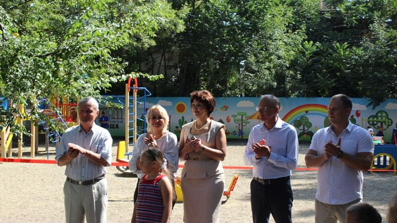 В Центральном округе торжественно открыли новую детскую площадку