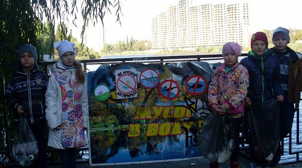 Школьники Центрального округа провели акцию «Чистые пруды»