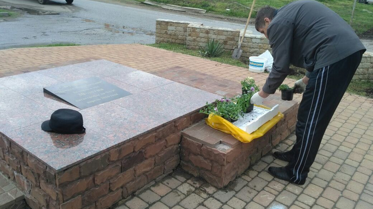 Чернобыльцы Прикубанского округа провели субботник на аллее Памяти чернобыльцев в Фестивальном микрорайоне