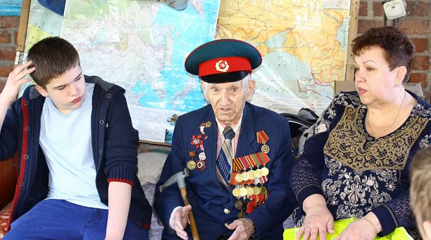 «Трудовой десант» школьников помог ветерану Великой Отечественной войны