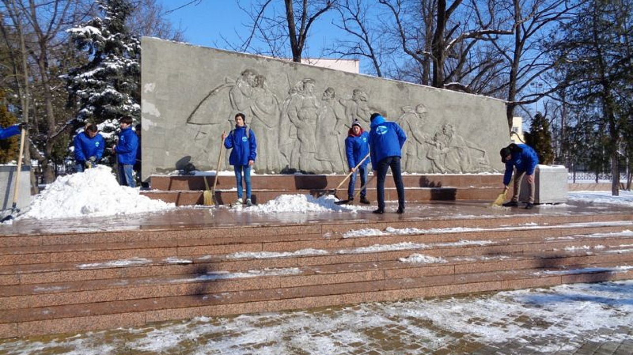 В Центральном округе от снега очистили памятник Воинам-освободителям Краснодара