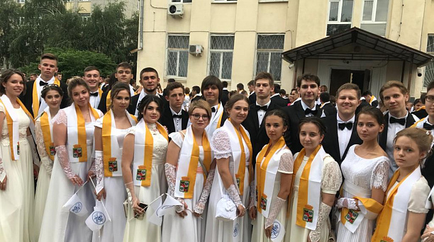 Лучшие выпускники школ Западного округа побывали на Губернаторском балу