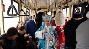 Сотрудники краснодарских библиотек поздравили с наступающим Новым годом и Рождеством пассажиров трамвая «Читайкин»