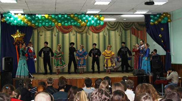 В прикубанской школе №42 выступил ансамбль казачьей песни «Родник»