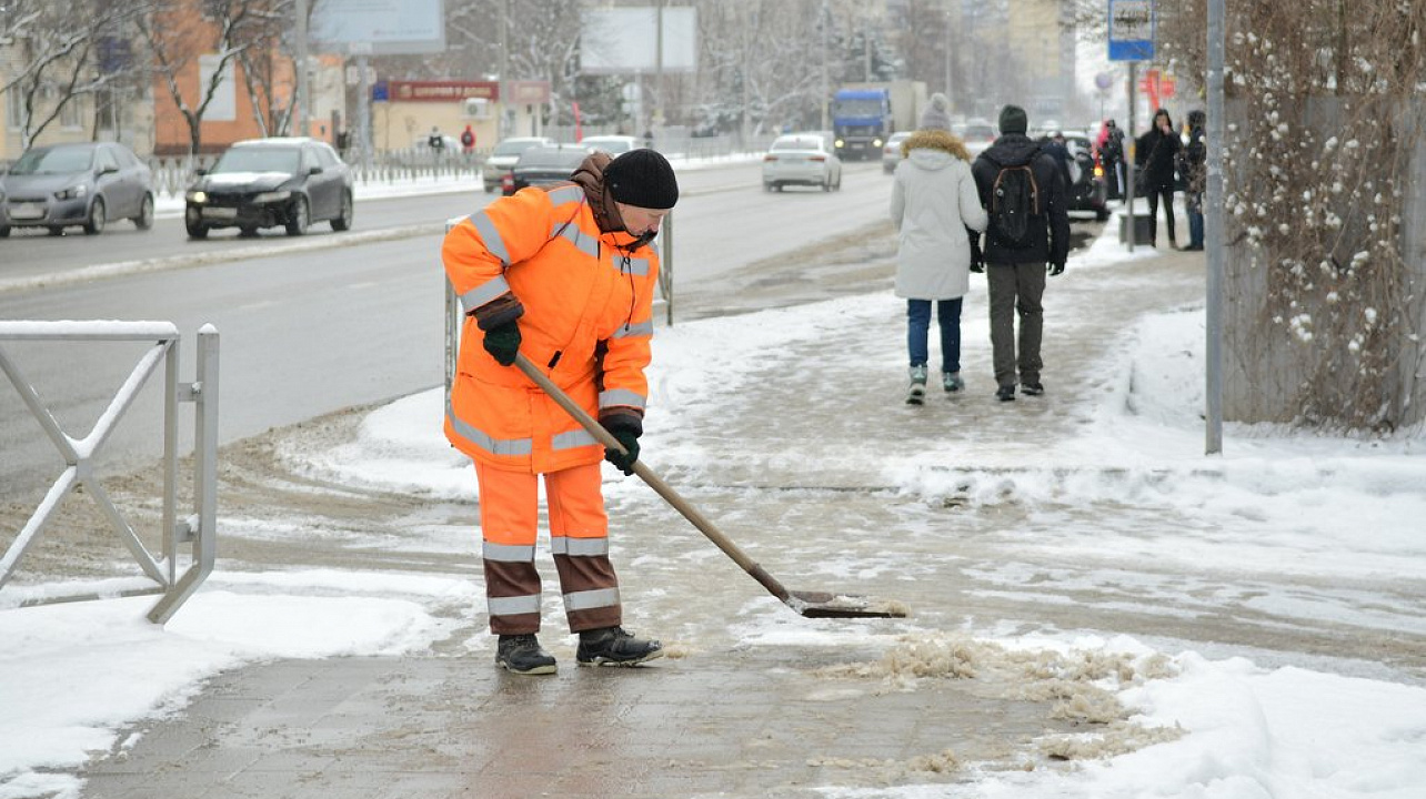 Более 530 человек и 38 единиц спецтехники расчищают тротуары от снега в Краснодаре