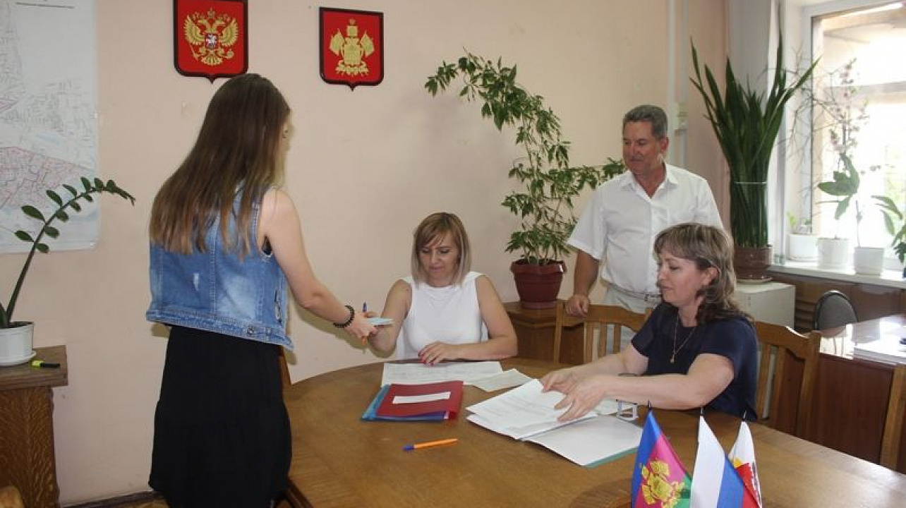 Жители Центрального округа начали получать открепительные удостоверения для голосования