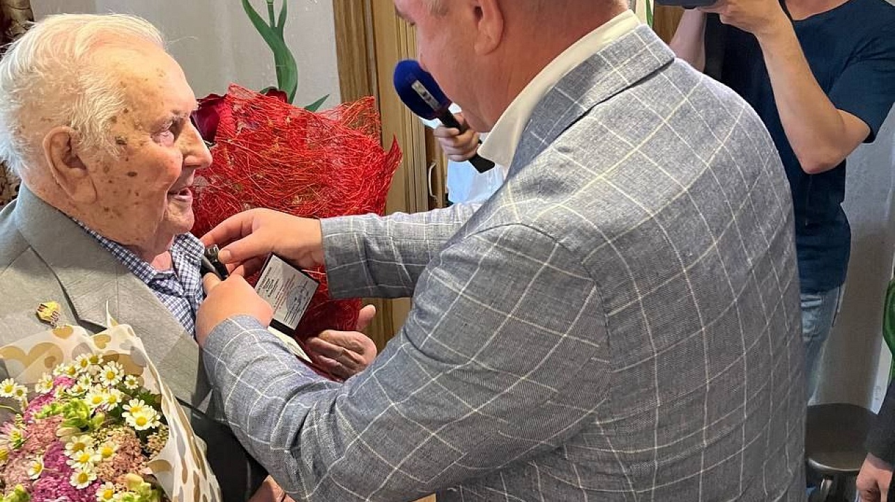 Сегодня памятную медаль к 80-летию победы в битве у Прохоровки вручили участнику войны Алексею Кирилловичу Щукину