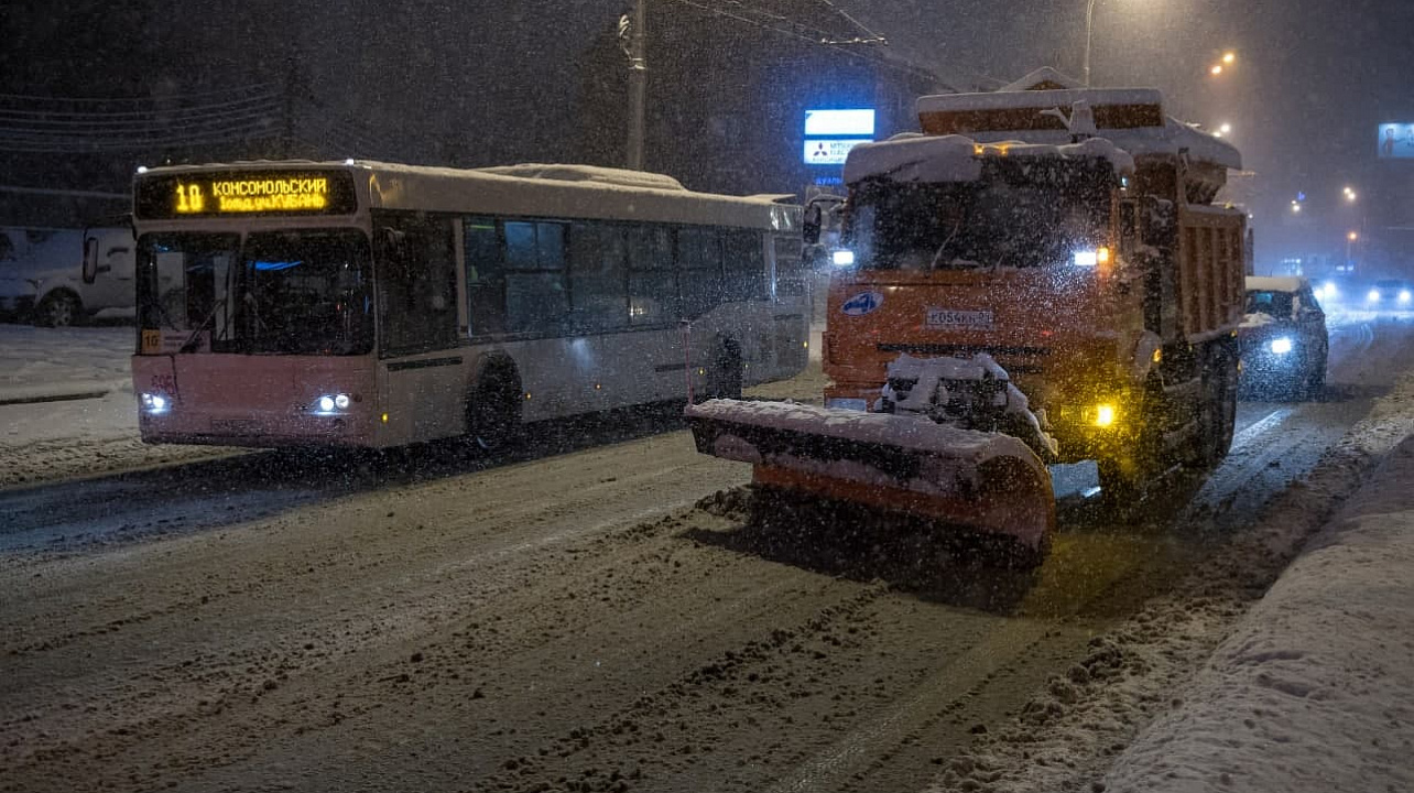 Ночью в Краснодаре очистили от снега и обработали более 170 участков дорог
