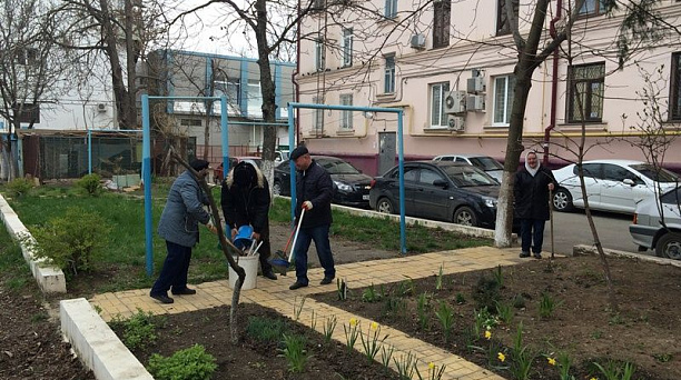 Жители Западного округа наводят порядок в своих дворах