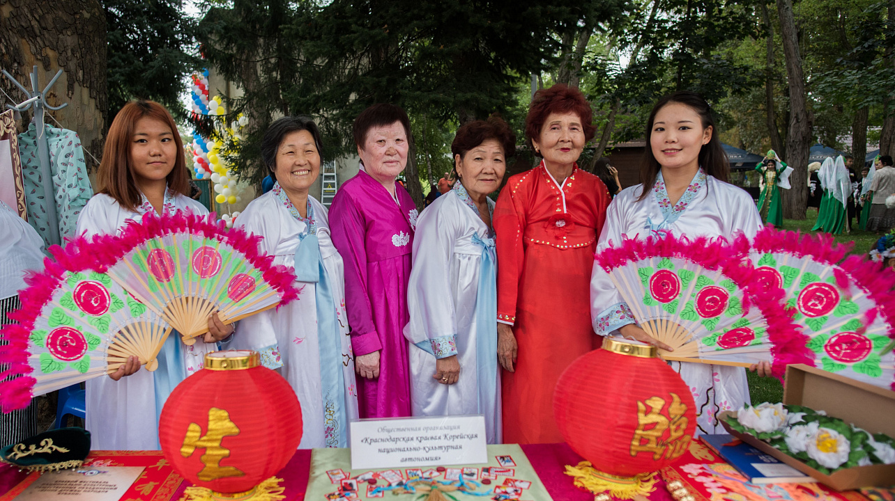 Традиционный «Хоровод Дружбы» объединил в День города Краснодара представителей различных национальностей (11).jpg