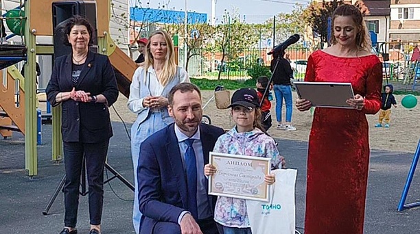Стену в Комсомольском микрорайоне украсили детские рисунки 