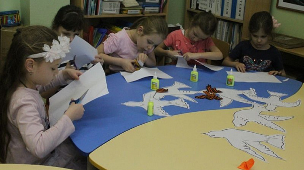 Воспитанники детского сада № 23 Западного округа изготовили "голубей мира"
