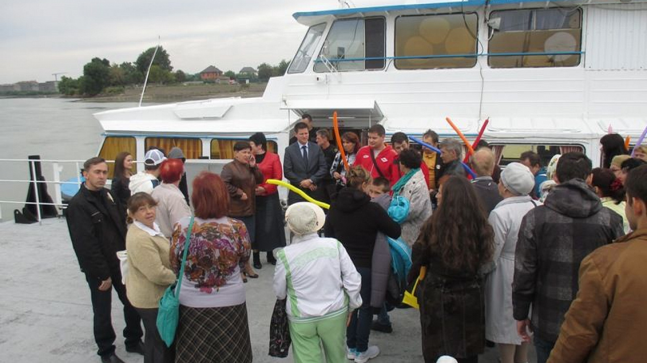 Инвалиды Центрального округа побывали на речной прогулке