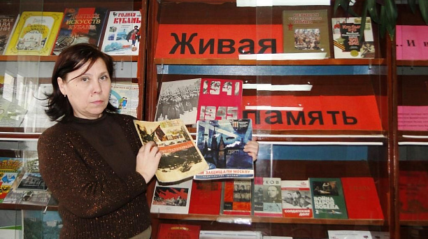 В гимназии №18 прошел библиотечный урок мужества «Дедушкины медали»