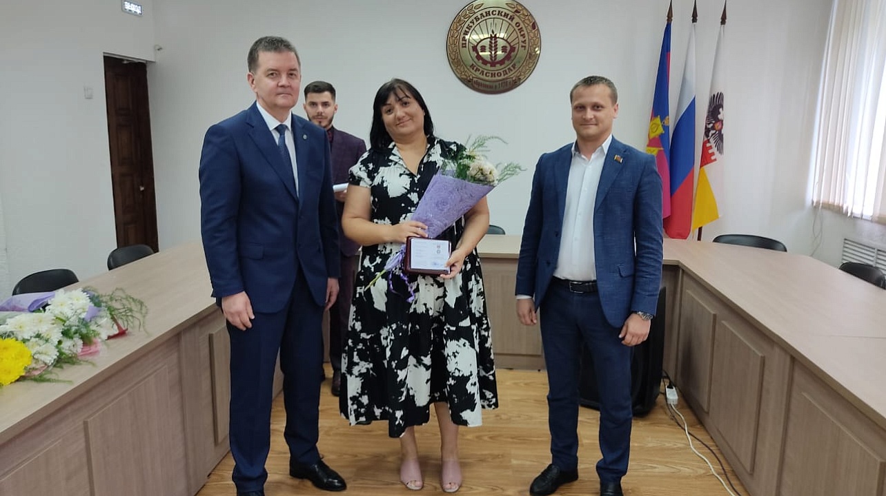 В администрации Прикубанского округа памятными медалями «За активное участие в территориальном общественном самоуправлении» наградили отличившихся общественников