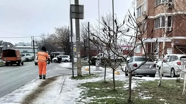 В течение дня 26 января в Краснодаре обработали противогололёдными материалами дороги и пешеходные зоны