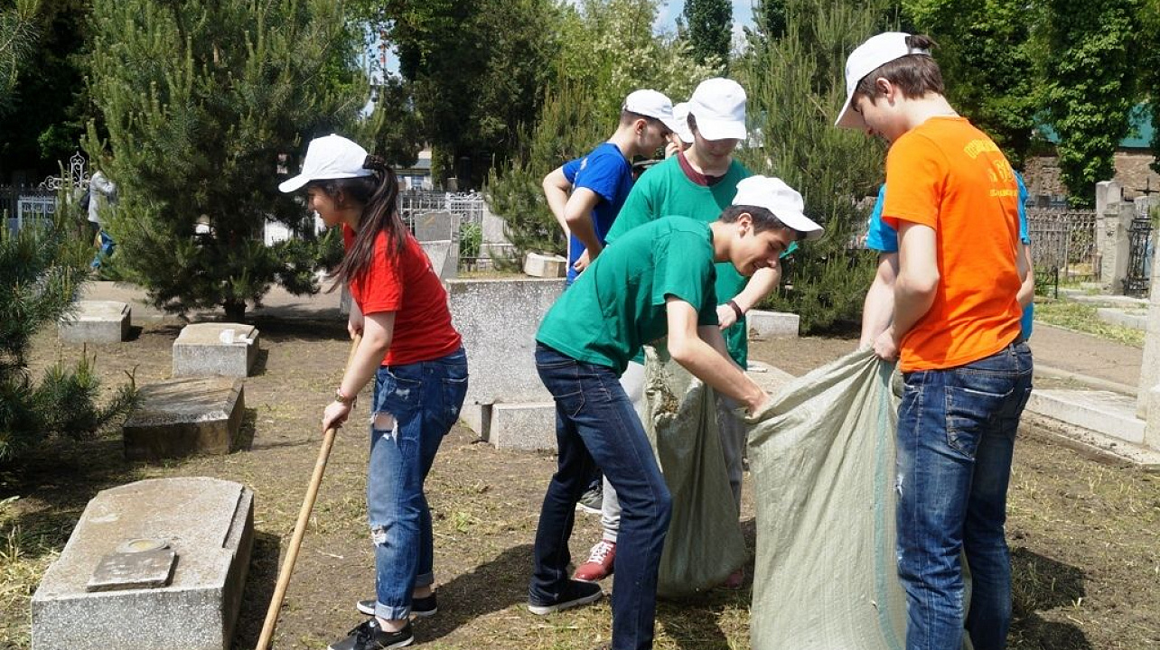 Новые тимуровцы Западного округа провели акцию на Всесвятском кладбище