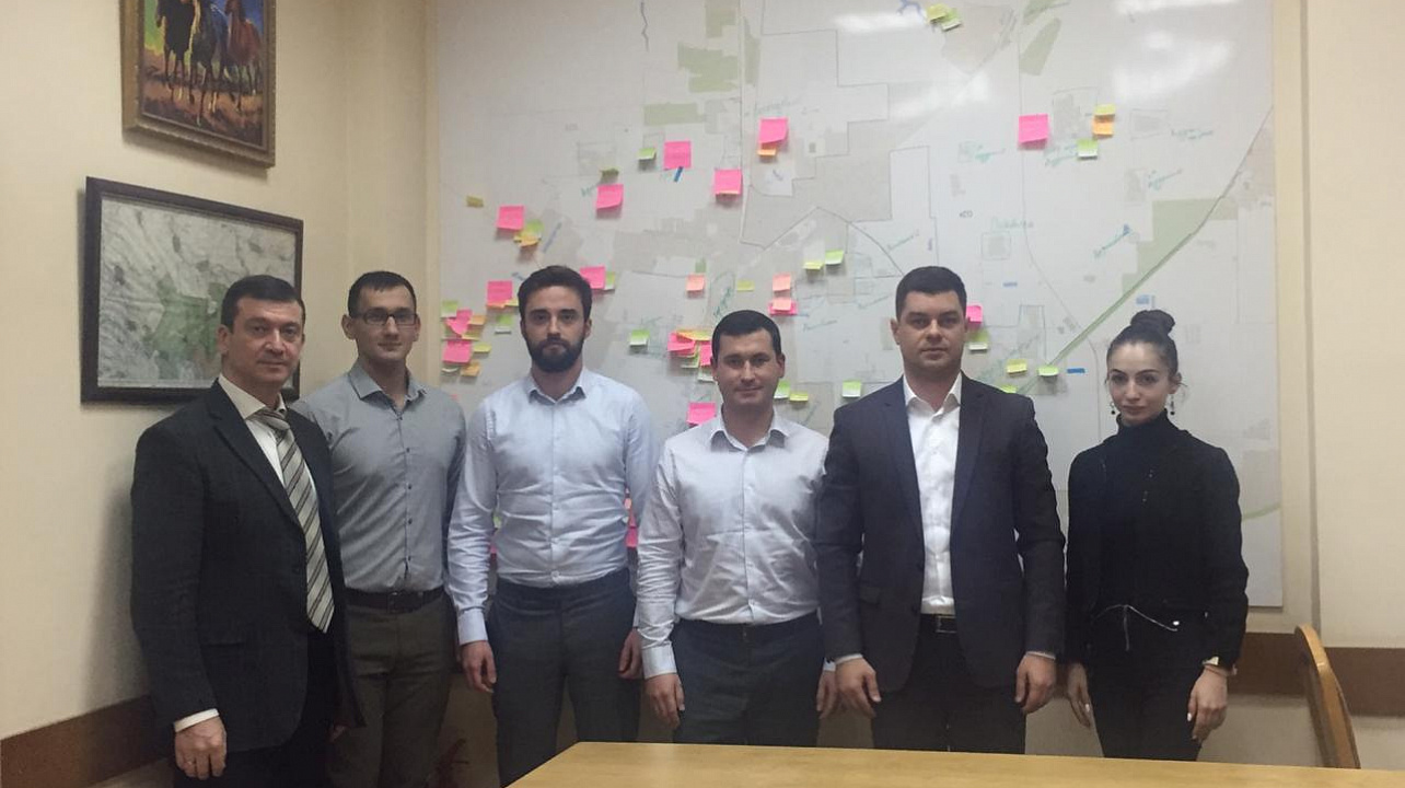 Члены Молодежного парламента Краснодара обсудили с главой Прикубанского округа Александром Журавлевым реализацию проекта «Раскрась жизнь»