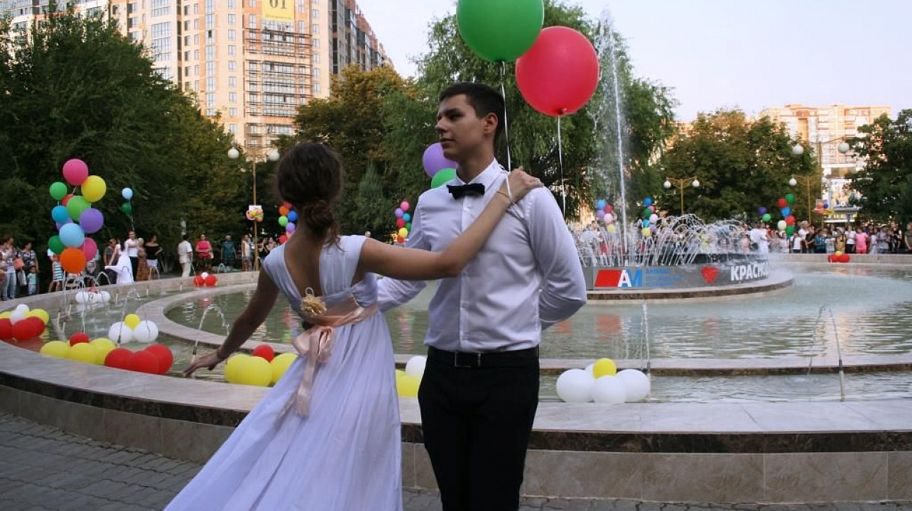 В сквере Фестивальном ко Дню города открыли отреставрированный фонтан