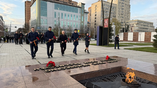 Возложения цветов, уроки мужества и торжественные линейки прошли в Краснодаре в День Героев Отечества 