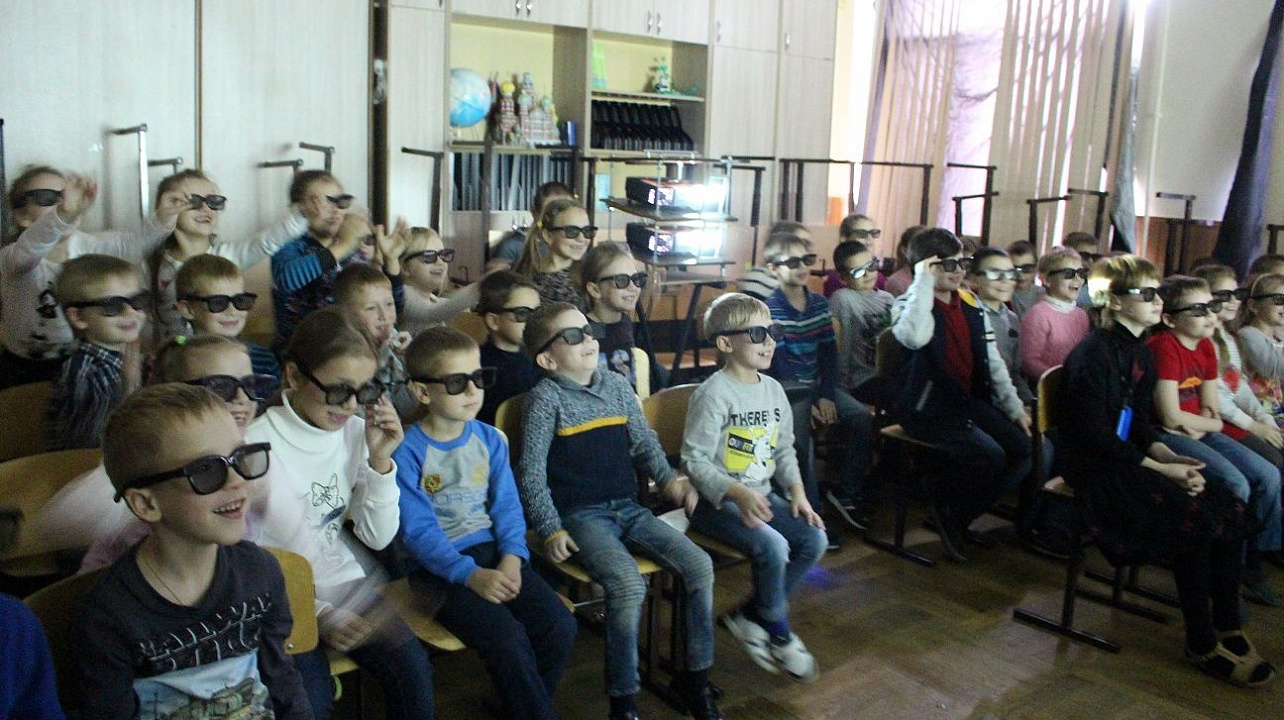 В период осенних каникул с 31 октября по 05 ноября на базе гимназии № 25  работал лагерь дневного пребывания «Светлячок».